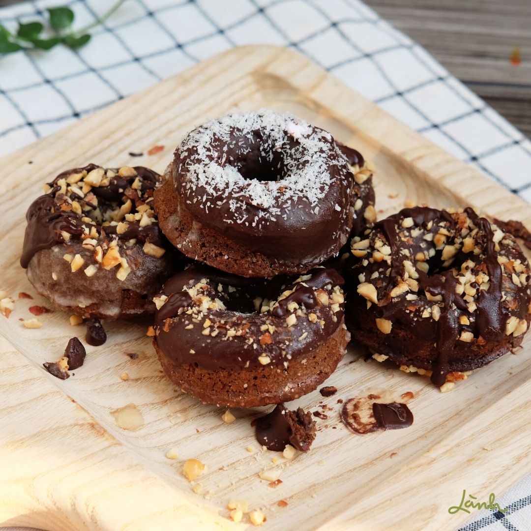 Donut Sô cô la Thuần chay ⋆ Lành Kitchen